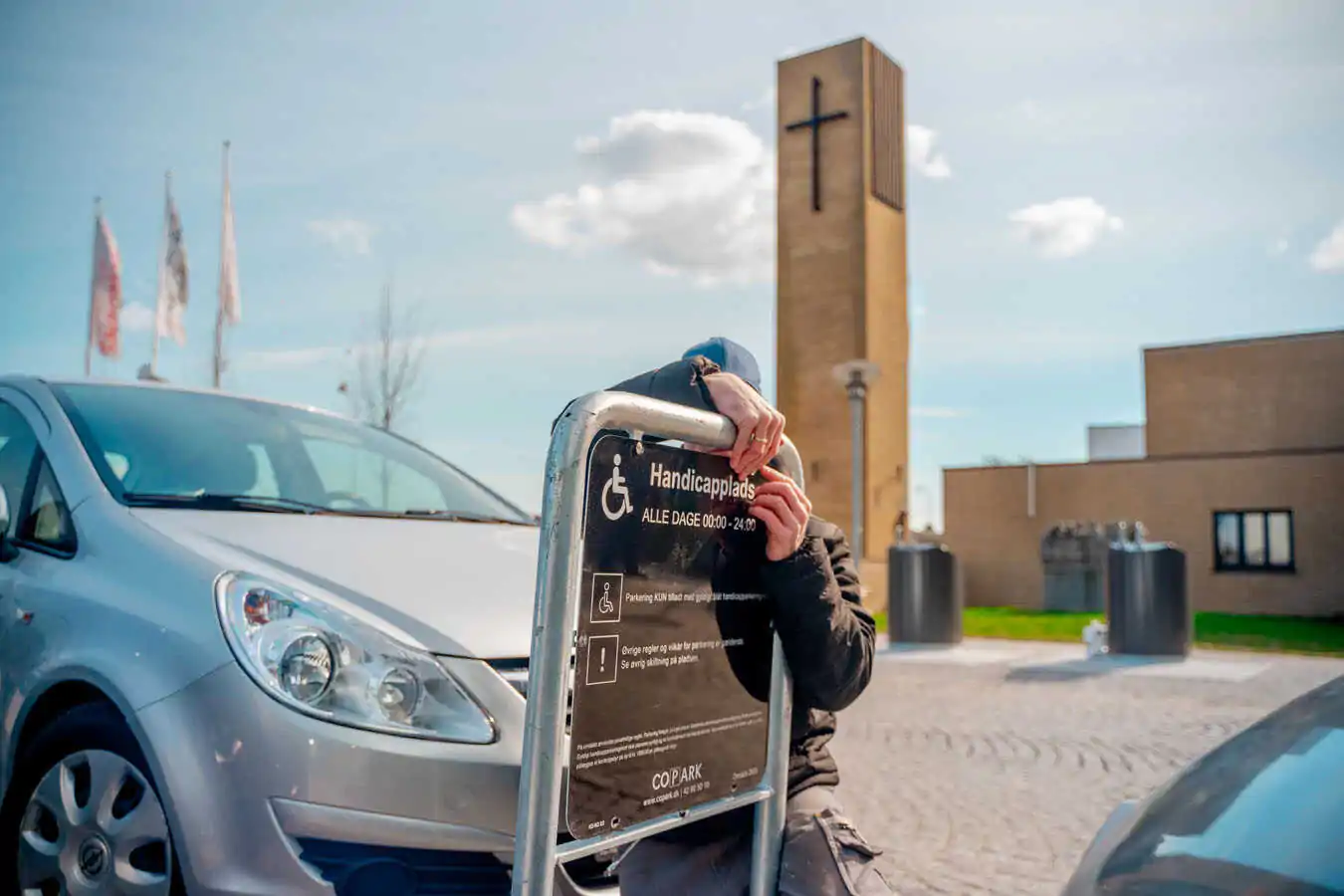 COPARK saetter handicapskilt op paa en parkeringsplads