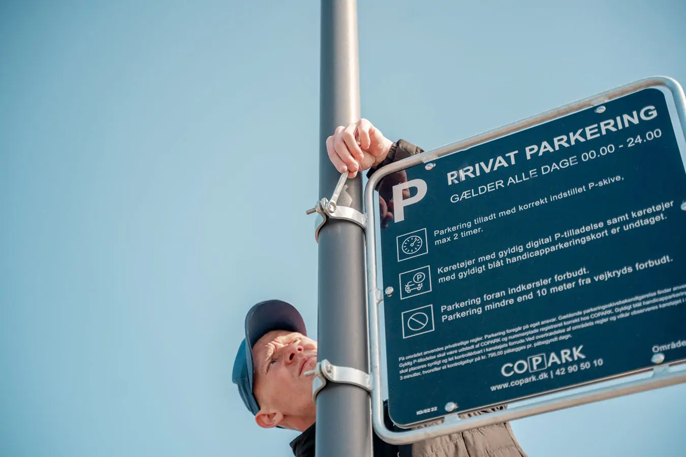 COPARK saetter et skilt op paa et parkeringsomraade