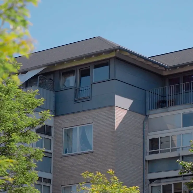 COPARK saetter et skilt op paa et parkeringsomraade