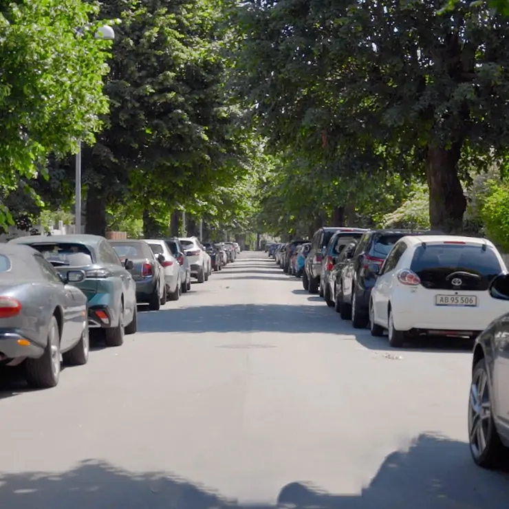 COPARK saetter et skilt op paa et parkeringsomraade