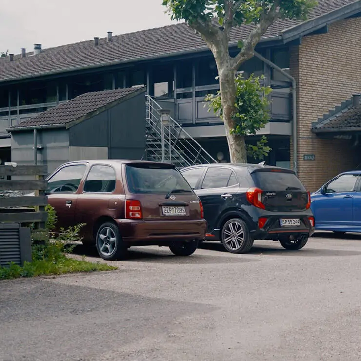 Billede af vej med parkeret biler. Privat faellesvej