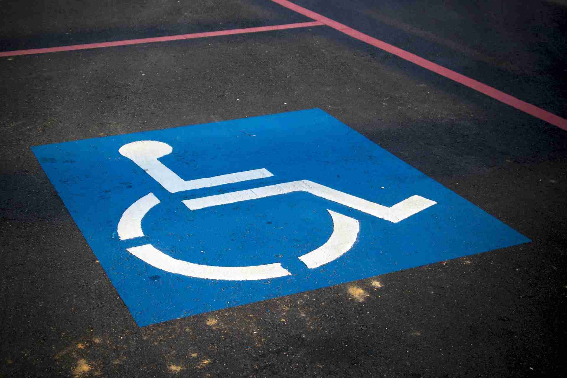 Billede af parkeringsbaas til personer med blaat handicapparkeringskort