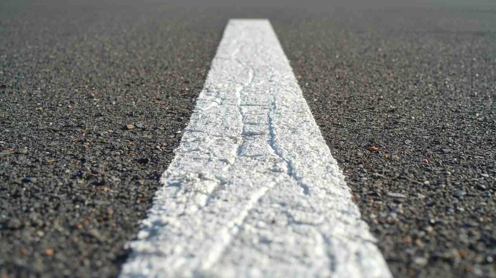 Billede af afmærkede striber ved parkeringsbaas paa parkeringsomraade